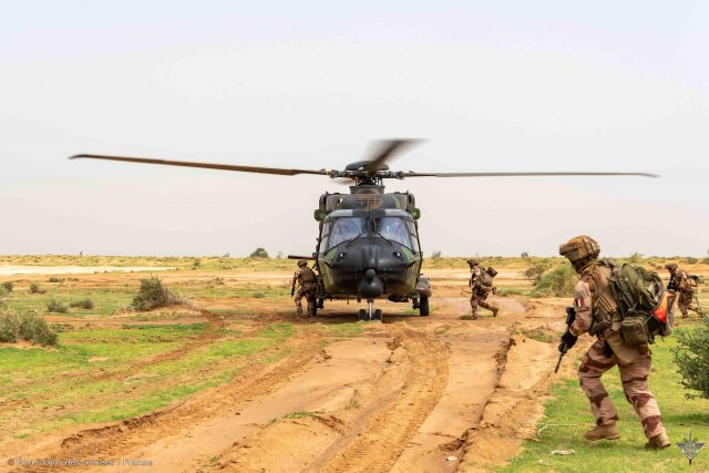 Les légionnaires du GTD MONCLAR se déplacent vers l’hélicoptère NH-90 CAIMAN au Mali.