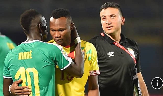 Accolade entre Sadio Mané et son ami Désiré Segbe Azankpo
