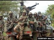 Mali: un «ral-le-bol camouflé» de soldats à Kati