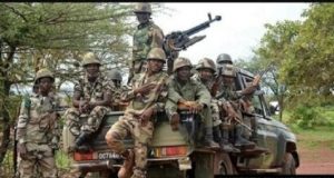 Mali: un «ral-le-bol camouflé» de soldats à Kati