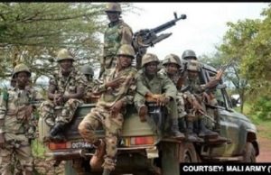 Mali: un «ral-le-bol camouflé» de soldats à Kati