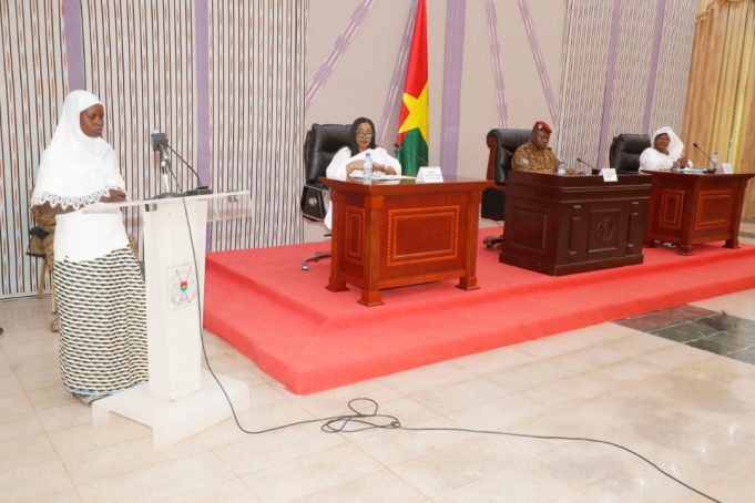 Burkina: le lieutenant-colonel Damiba face à plus de 200 femmes