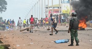 Guinée: deux personnes tuées par balles au premier jour de la grève générale et illimitée
