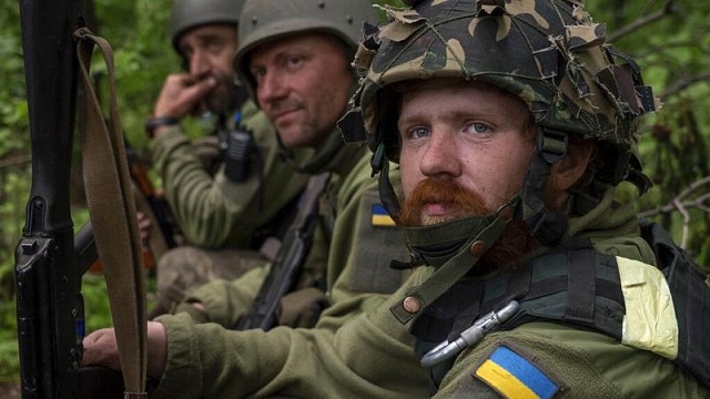 Des soldats ukrainiens sur un front de bataille dans le Donbass
