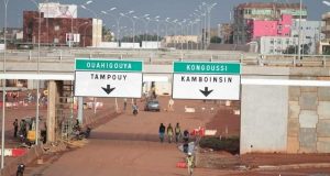 Ouagadougou: ces usagers qui s’abritent sous les échangeurs en cas de pluie!