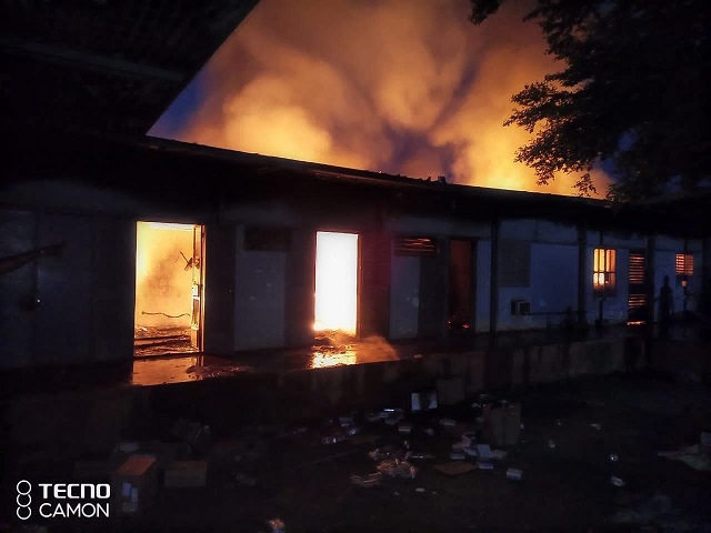 Le magasin du dépôt pharmaceutique du CHR de Fada N'Gourma en flammes (ph. AIB)