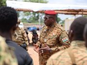 Burkina: sur le front Damiba appelle les militaires à poursuivre la traque des terroristes