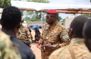 Burkina: sur le front Damiba appelle les militaires à poursuivre la traque des terroristes
