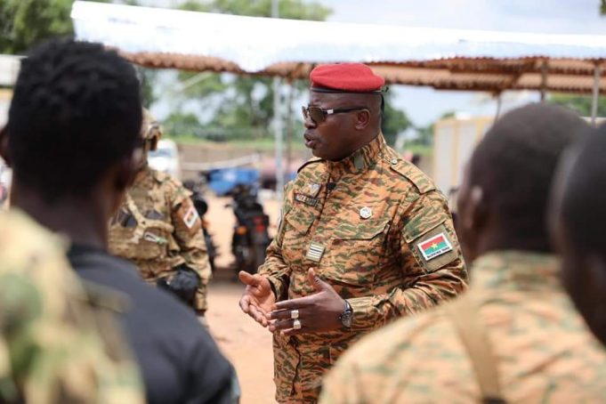 Burkina: sur le front Damiba appelle les militaires à poursuivre la traque des terroristes
