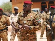 Transition au Burkina: le général Simporé laisse la défense au président Damiba