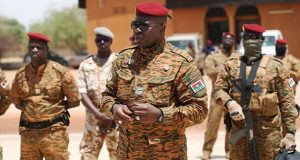 Transition au Burkina: le général Simporé laisse la défense au président Damiba