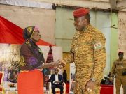 Burkina: Damiba lance une opération de distribution de vivres aux populations vulnérables