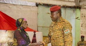 Burkina: Damiba lance une opération de distribution de vivres aux populations vulnérables