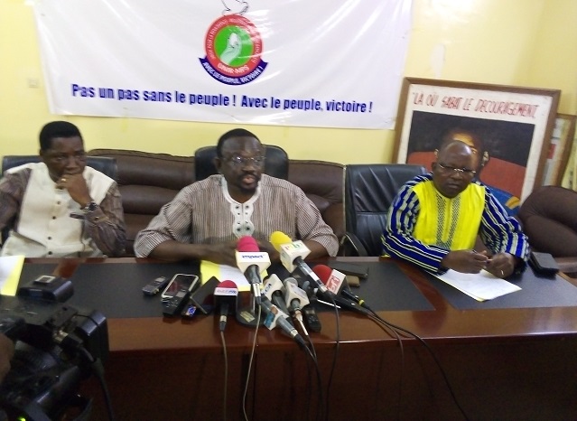 Les responsables de l'UNIR-MPS dont Me Bénéwendé Sankara (micro), président du parti