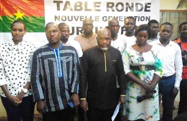Photo de famille à la fin de la rencontre. Le coordonnateur, 2e à droite, Naba Labidi