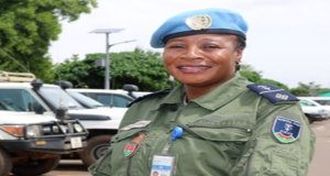 MINUSMA: une Burkinabè reçoit le Prix de la femme policière de l’année des Nations Unies 2022