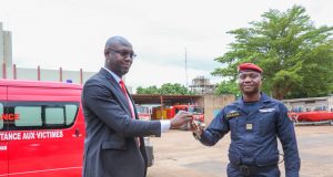 Burkina: la LONAB offre une ambulance normalisée et flambant neuve aux soldats du feu