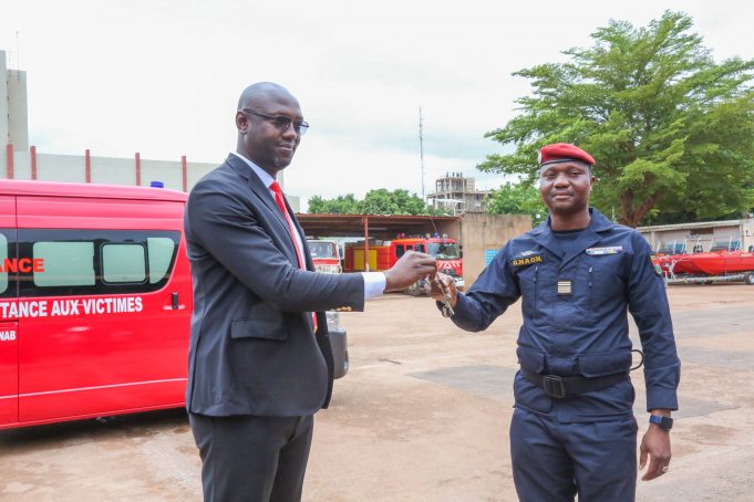 Burkina: la LONAB offre une ambulance normalisée et flambant neuve aux soldats du feu