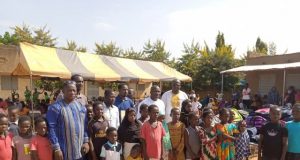 Ouagadougou: des fils de Wayalghin offrent des kits scolaires à des élèves