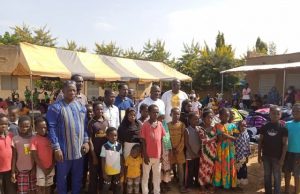 Ouagadougou: des fils de Wayalghin offrent des kits scolaires à des élèves