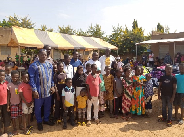 L’association Urgences Humanitaires Nord-Sud offre des kits scolaires à des élèves du primaire et du secondaire (1)