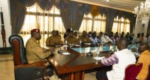 Burkina: le président du Faso parle avec les familles des victimes du 15 octobre 1987