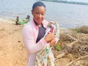Elle aide une femme à accoucher en pleine brousse
