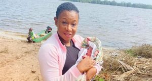 Elle aide une femme à accoucher en pleine brousse