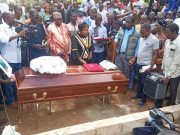 Paul-Miki Roamba fait pleurer de l’église au cimetière
