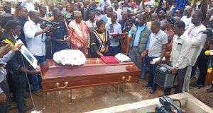 Paul-Miki Roamba fait pleurer de l’église au cimetière