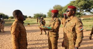 Burkina: des combattants décorés à Oursi pour leur bravoure