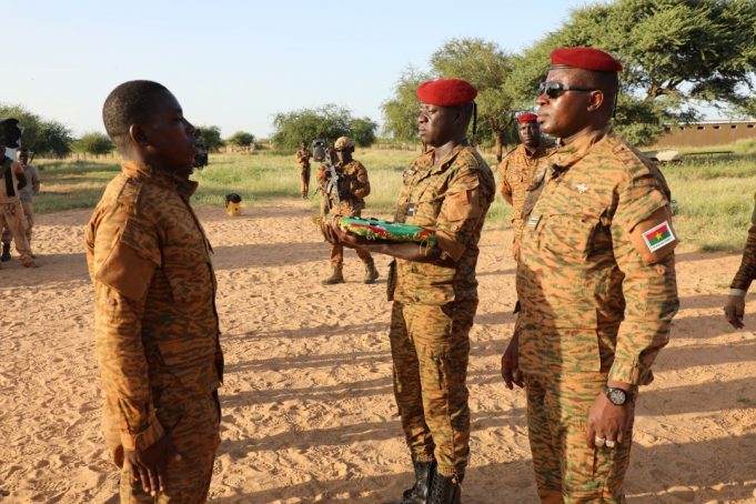 Burkina: des combattants décorés à Oursi pour leur bravoure