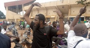 Ouagadougou: manifestation de jeunes après des tirs dans la zone de Ouaga 2000