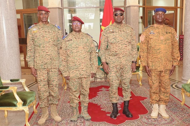Trois officiers supérieurs réçoivent leur grade des mains du président du Faso, le lieutenant-colonel Paul-Henri Sandaogo Damiba