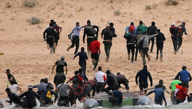 Des migrants dans le desert marocain