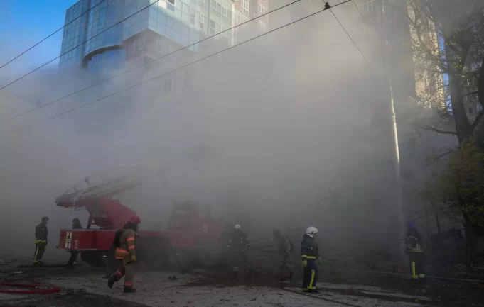 Ukraine: des frappes russes visent trois régions dont la capitale