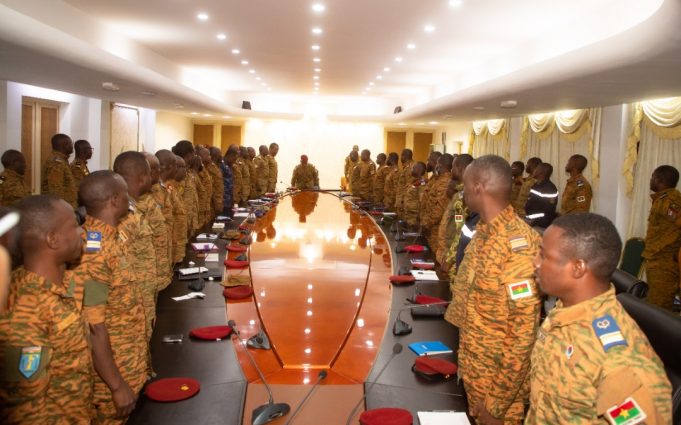 Transition au Burkina: le Capitaine Ibrahim Traoré face aux chefs militaires