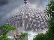 Indonésie: un géant dôme d’une mosquée s’effondre Jakarta