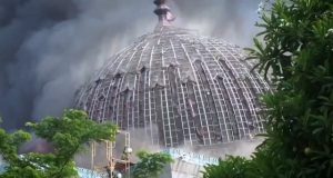 Indonésie: un géant dôme d’une mosquée s’effondre Jakarta