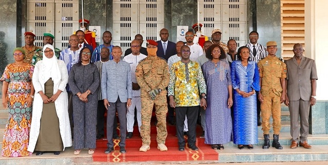 Le président de la Transition burkinabè, le capitaine Ibrahim Traoré et les membres du gouvernement