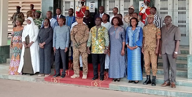 Photo de famille du président du Faso avec les membres du gouvernement
