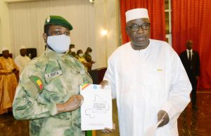 Mali: l’avant-projet de Constitution remis au président Goïta