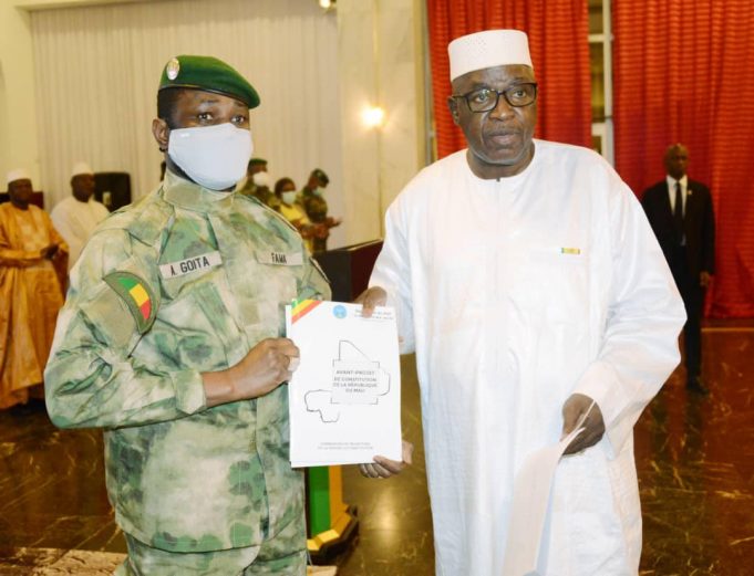 Mali: l’avant-projet de Constitution remis au président Goïta