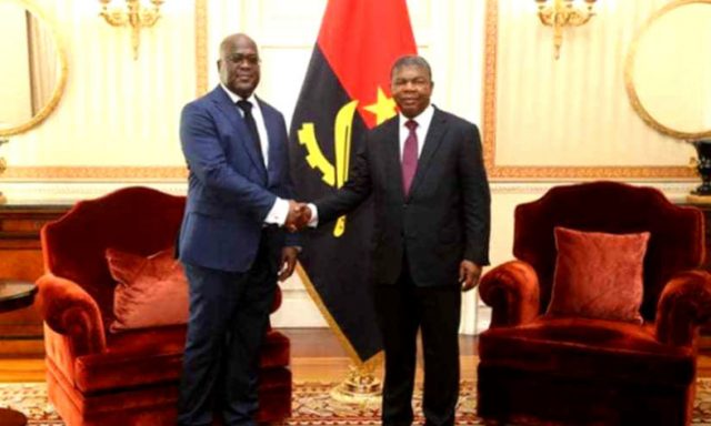 poignée de mains entre Félix Tshisekedi etJoao Lourenco