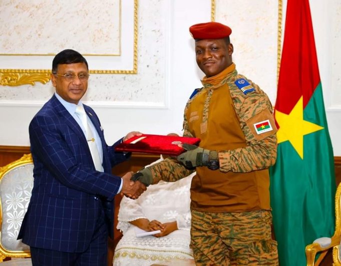 Diplomatie: cinq nouveaux ambassadeurs pour renforcer la coopération avec le Burkina