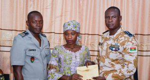 Burkina: les policiers exerçant à l’ALT apportent leur aide à 44 orphelins de leurs collègues tombés