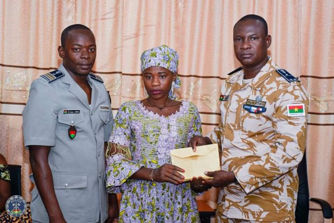 Burkina: les policiers exerçant à l’ALT apportent leur aide à 44 orphelins de leurs collègues tombés