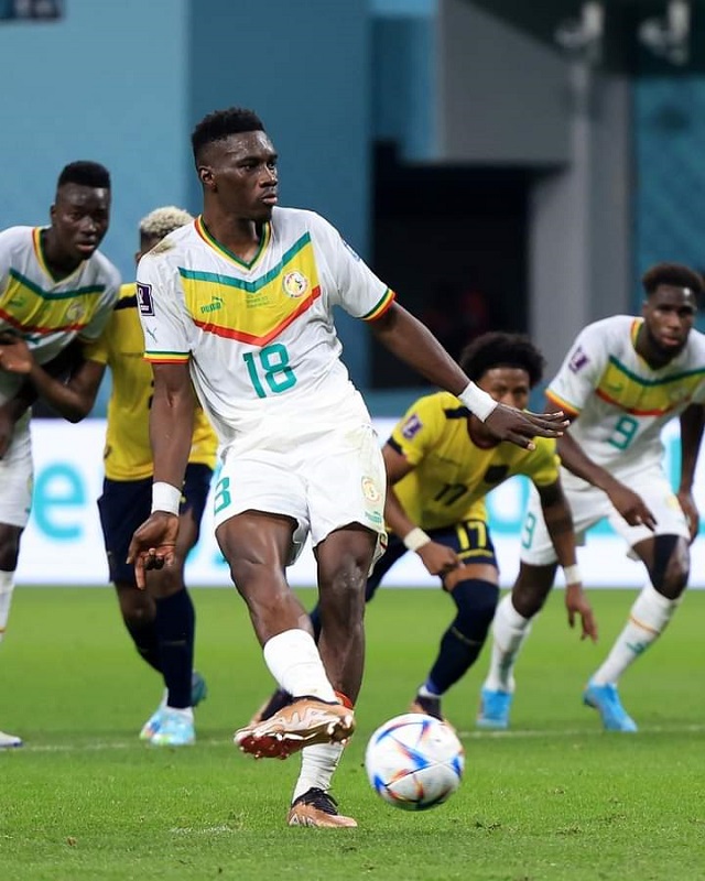 Ismaila Sarr transformant son penalty contre l'Equateur en Coupe du monde