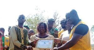 École Écocitoyenne: le Lions Club Ouagadougou Symphonie récompense ses acteurs