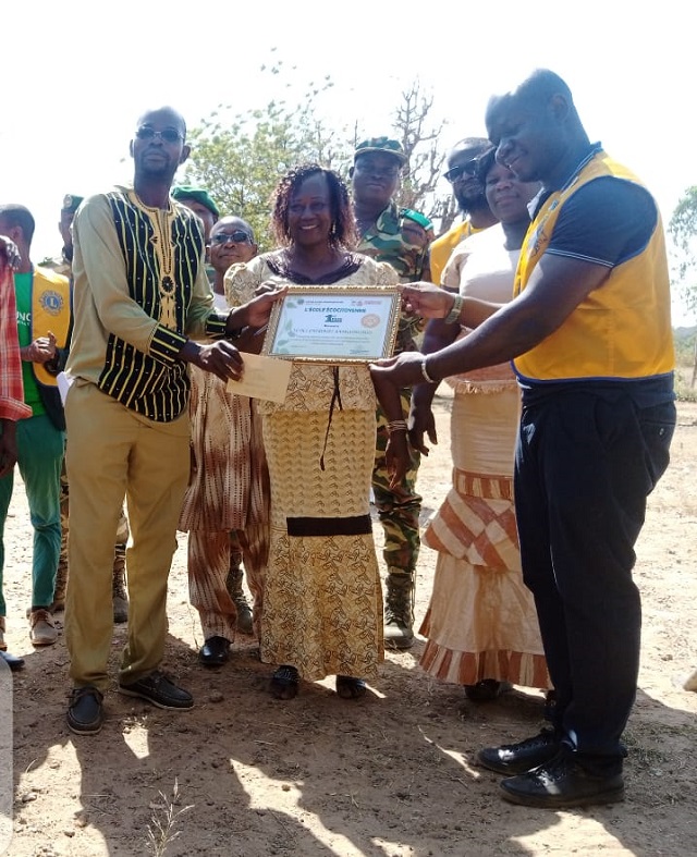 L'école de Banguingogo, première au classement, recevant son prix